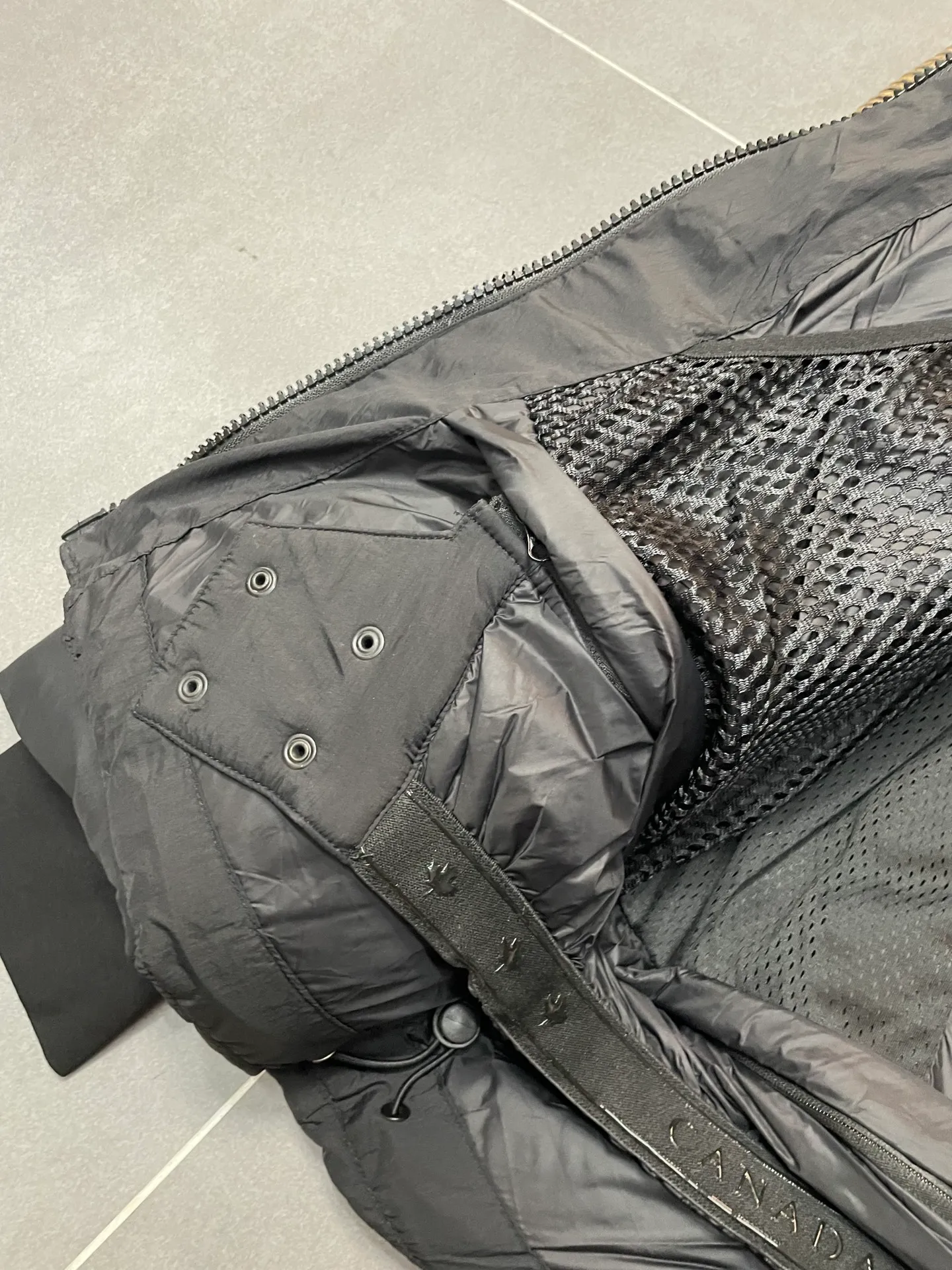 P860 Ouyang Nana second generation Canad goose black label down jacket is a must-have goose black label down jacket in the outerwear industry! The latest designer styles! The goose down jacket has always been a popular element of fashion and is loved by experts from all walks of life! Fashionable hooded cut, high-end customer-supplied fine goose down, high resilience, smooth zipper, strong and firm. Pockets on both sides can store small items, free your hands, and you can go out without worries. It can also meet the need of putting your hands in your pockets👏👏Produced by Big Goose, it can be used as a group uniform by many celebrities. This down jacket uses a double-layer anti-down lining design, which has strong windproof performance and will be very warm in winter! New standard 90% goose down filling, high fluffiness, windproof hooded design. When walking outdoors, pull the collar to the highest position, put your hands in the pockets and it will be very warm. It can be easily controlled by all body types! The interior is equipped with an elastic snow skirt design for better wrapping. The simple and neat style design highlights the masculine temperament. The impeccable style is classic and never goes out of style. It is warm and practical, and it is versatile! You can enter with your eyes closed!    Size: XS-XXL